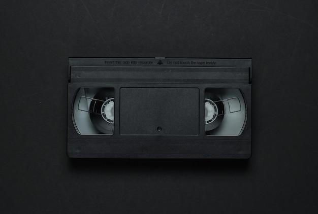 Videocassetta su sfondo nero. Supporti di memorizzazione retrò, videocassetta. anni 80