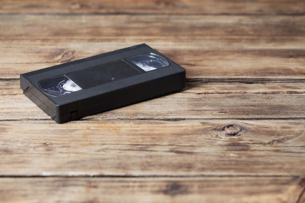 Videocassetta sul vecchio tavolo di legno