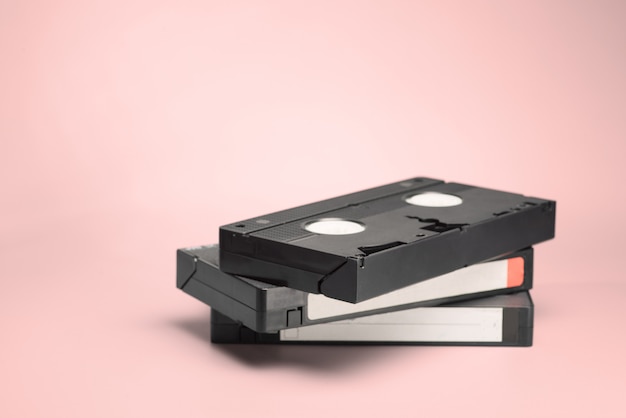 Videocassetta VHS su sfondo rosa