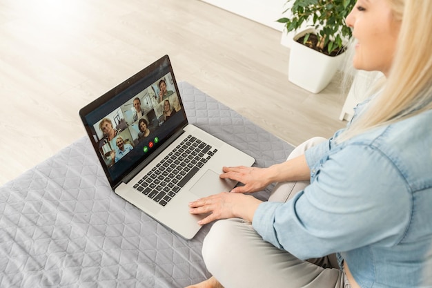 Videochat della donna con gli amici sul computer portatile.