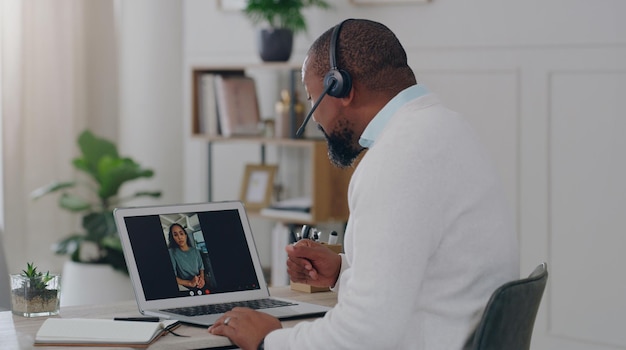 Videochiama il lavoro da casa e gli uomini d'affari con lo schermo del laptop per la comunicazione e la collaborazione di riunioni virtuali alla scrivania dell'ufficio Dipendenti globali o clienti b2b che parlano in una chiamata zoom webinar