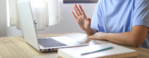 Videochiama persone che incontrano online con il gruppo di partner commerciali che avviano una nuova normale teleconferenza sullo stile di vita donna felice che utilizza il laptop per la videochiamata e il concetto di servizio online