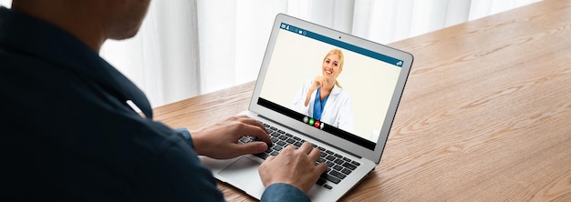 Videochiamata del dottore online tramite un'applicazione software di telemedicina alla moda