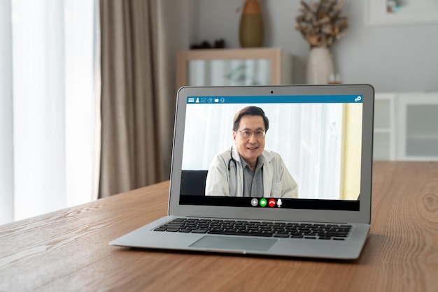 Videochiamata del dottore online tramite un'applicazione software di telemedicina alla moda