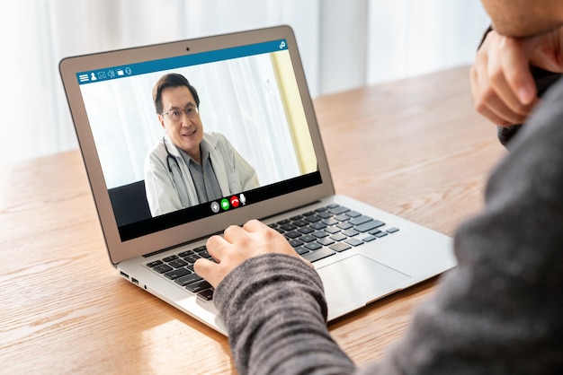 Videochiamata del dottore online tramite un'applicazione software di telemedicina alla moda