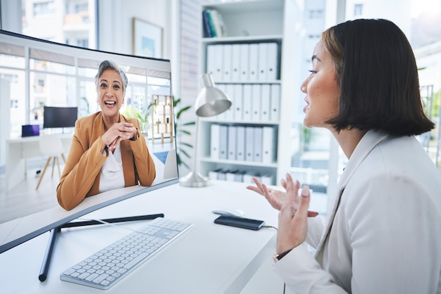 Videochiamata di donne d'affari e schermo di computer per feedback e pianificazione del manager delle riunioni online in ufficio Dipendenti professionisti, clienti b2b o mentore nella comunicazione virtuale di supporto o consulenza