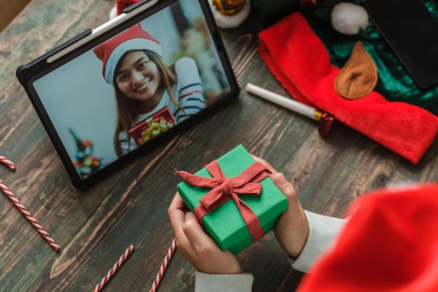 Videochiamata di Natale e Capodanno con un amico con regalo di scambio tablet insieme a casa