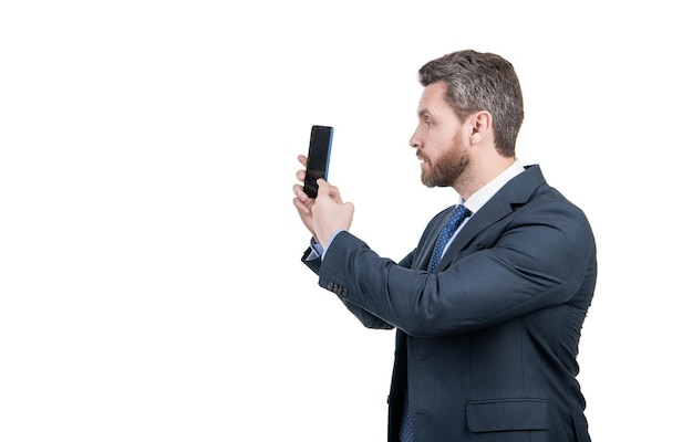 Videochiamata direttamente dal tuo smartphone L'uomo d'affari effettua una videochiamata Usando il telefono cellulare per chiamare