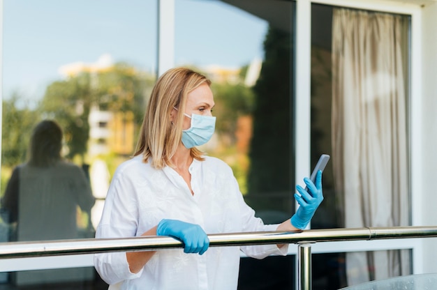 Videochiamata donna con maschera medica e guanti