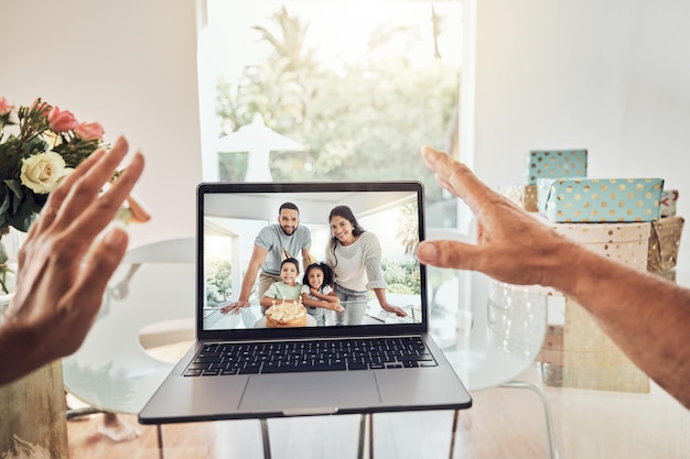 Videochiamata in mano e Natale in famiglia su un laptop con un'onda e chat online in una casa Computer Internet e tecnologia con madre, padre e figli su uno schermo o display a casa