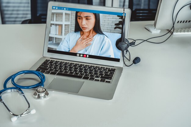 Videochiamata online del servizio di telemedicina per consentire al medico di chattare attivamente con il paziente