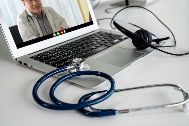 Videochiamata online del servizio di telemedicina per consentire al medico di chattare attivamente con il paziente