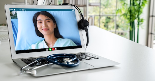 Videochiamata online del servizio di telemedicina per consentire al medico di chattare attivamente con il paziente