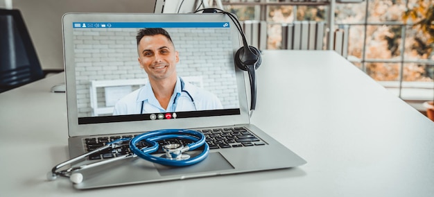 Videochiamata online del servizio di telemedicina per consentire al medico di chattare attivamente con il paziente