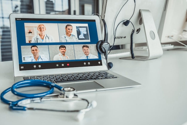 Videochiamata online del servizio di telemedicina per consentire al medico di chattare attivamente con il paziente