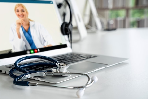 Videochiamata online del servizio di telemedicina per consentire al medico di chattare attivamente con il paziente