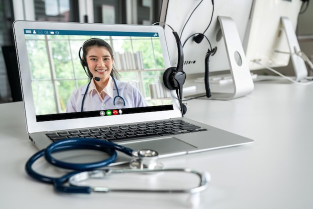 Videochiamata online del servizio di telemedicina per consentire al medico di chattare attivamente con il paziente