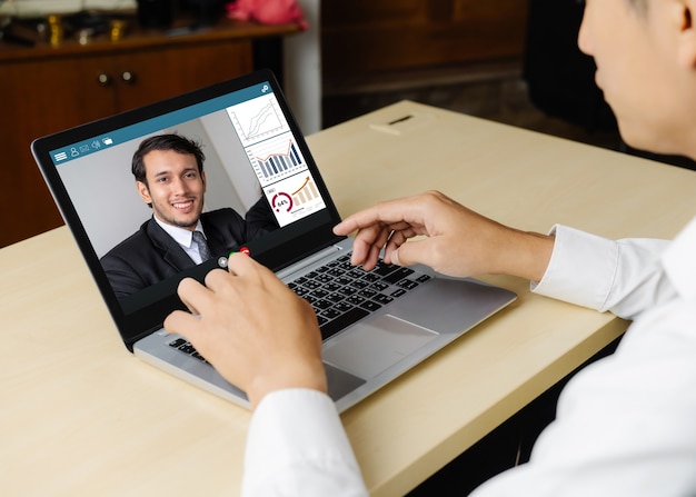 Videochiamate uomini d'affari che si incontrano sul posto di lavoro virtuale o in un ufficio remoto