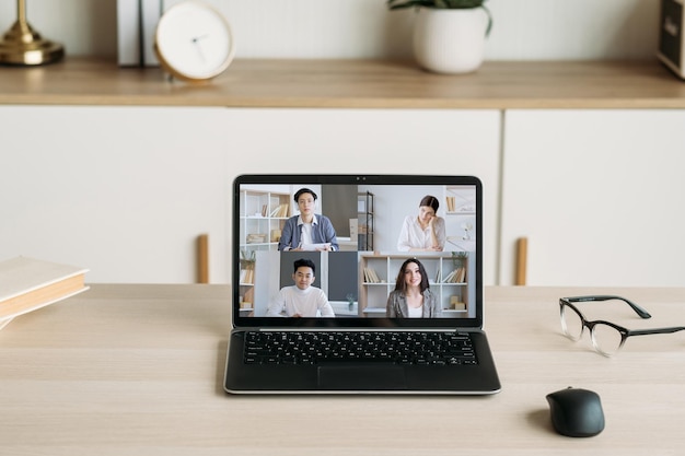 Videoconferenza con laptop di colleghi di tecnologia