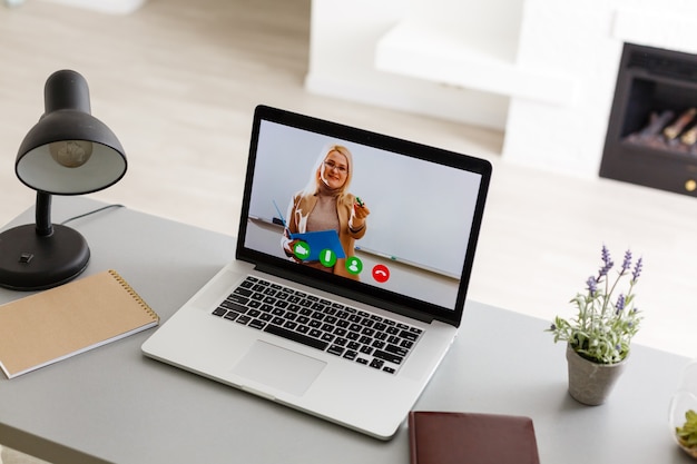 videoconferenza con tutor su laptop a casa. Concetto di formazione a distanza.