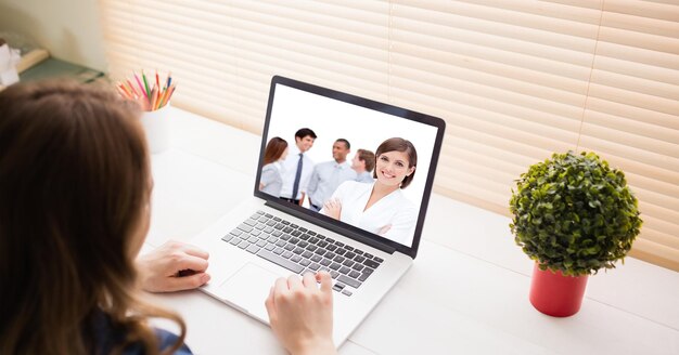 Videoconferenza della donna con i colleghi sul laptop