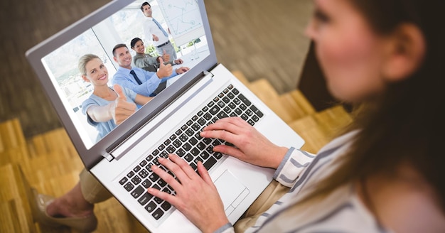 Videoconferenza della donna con i colleghi sul laptop