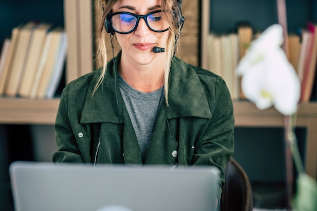 Videoconferenza in smart working online lavoro a distanza lavoro a casa attività di ufficio con una bella donna di mezza età che si gode la tecnologia moderna online e la connessione internet per essere liberi - donna d'affari