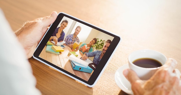 Videoconferenza manuale con il team su tablet PC