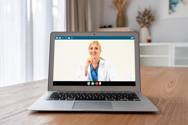 Videoconferenza online del medico tramite moderna applicazione software di telemedicina per un incontro virtuale con il paziente