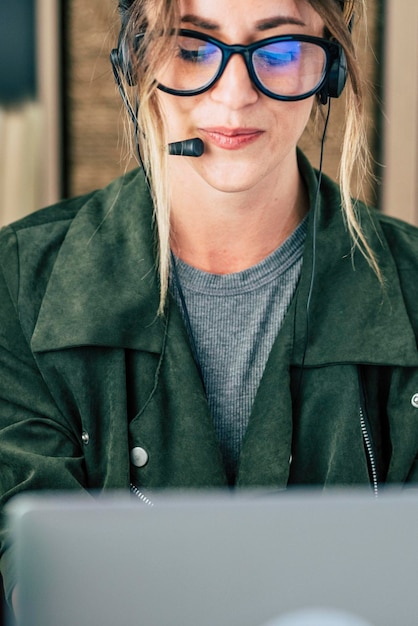 Videoconferenza online, lavoro a distanza, lavoro a domicilio, attività d'ufficio con una bella donna di mezza età che gode della moderna tecnologia online e della connessione a internet per essere una donna d'affari gratuita