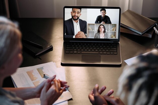 Videoconferenza Webcast internazionale Riunione su Internet Diversi team aziendali che discutono il progetto online sullo schermo del laptop in un ufficio digitale