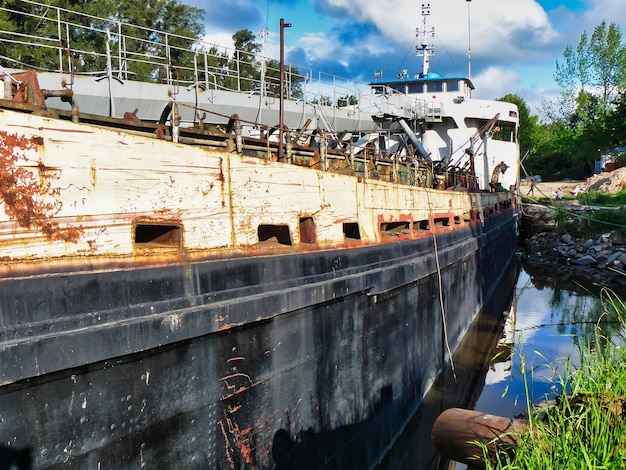 Viejo barco arenero anclado en el dique Lujan