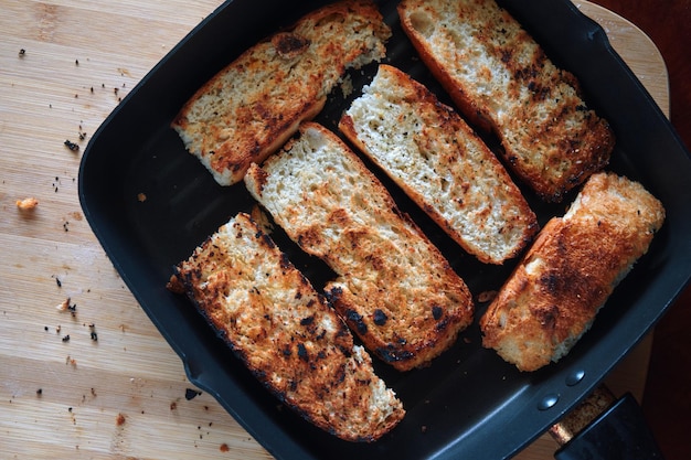 Viene mostrata una teglia di pane con sopra la parola francese.