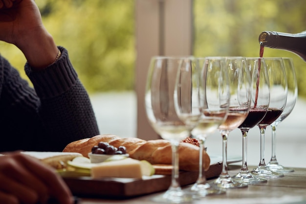 Vieni a degustare il vino premiato Foto di un uomo che si gusta un piatto di formaggi e degusta vini diversi