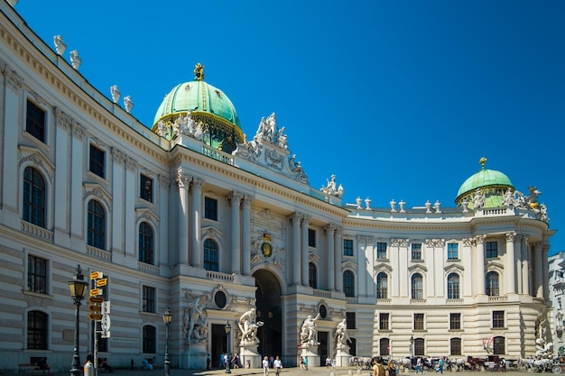 VIENNA AUSTRIA 10 LUGLIO 2021xDxAThe Hofburg Palace a Vienna antico palazzo imperiale barocco Ingresso dell'ala San Michele in piazza Michaelerplatz