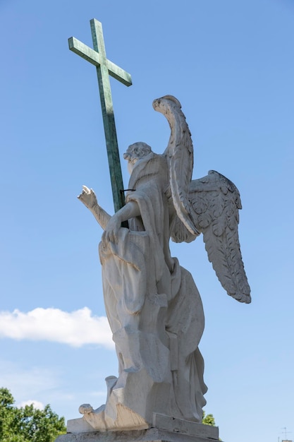 Vienna Austria 13 2023 giugno Scultura dell'Angelo vicino alla Cattedrale di San Carlo in piazza Karlsplatz a Vienna