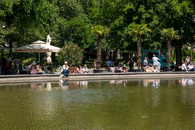 VIENNA AUSTRIA 13 GIUGNO 2023 Piscina ovale in piazza Karlsplatz a Vienna