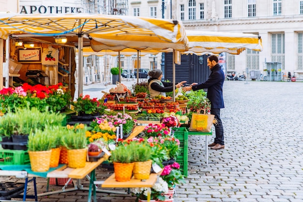 Vienna Austria 16 maggio 2019 mercato locale con frutta e verdura nella piazza della città