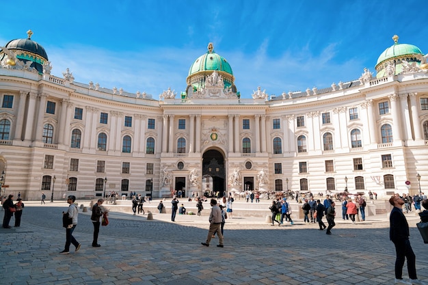 Vienna, Austria - 8 maggio 2019: Persone all'ala di San Michele del Palazzo Hofburg su Michaelerplatz a Innere Stadt a Vienna in Austria. Vienna in Europa. Panorama, paesaggio urbano. Vista viaggi e turismo