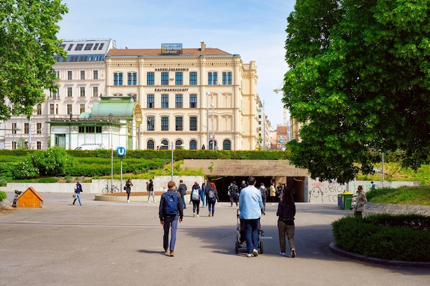 Vienna, Austria - 8 maggio 2019: Persone nel Parco Resselpark a Handelsakademie, o HAK, o Vienna Business School su Karlsplatz nel centro storico di Vienna, Austria. Istituzione scolastica a Vienna