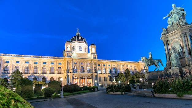 Vienna, Austria: vista notturna del Museo di storia dell'arte di Vienna.