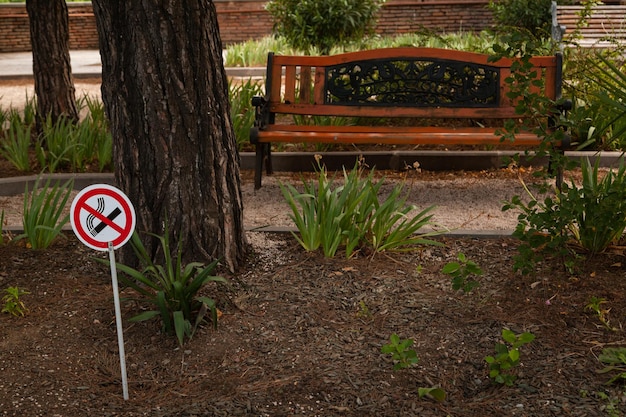 Vietato fumare nel parco pubblico per avvertire le persone Concetto di stile di vita sano per tutti come giusto