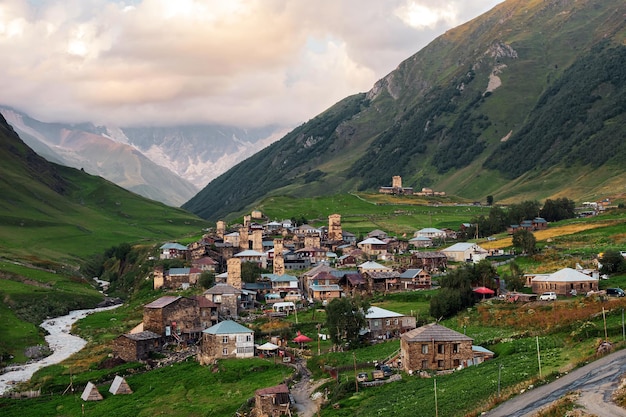 Viev del villaggio di Ushguli in Georgia Montagne del Caucaso Svaneti superiore, il villaggio abitato più alto d'Europa e patrimonio mondiale dell'UNESCO