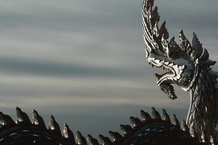 Photo view of bird sculpture against sky