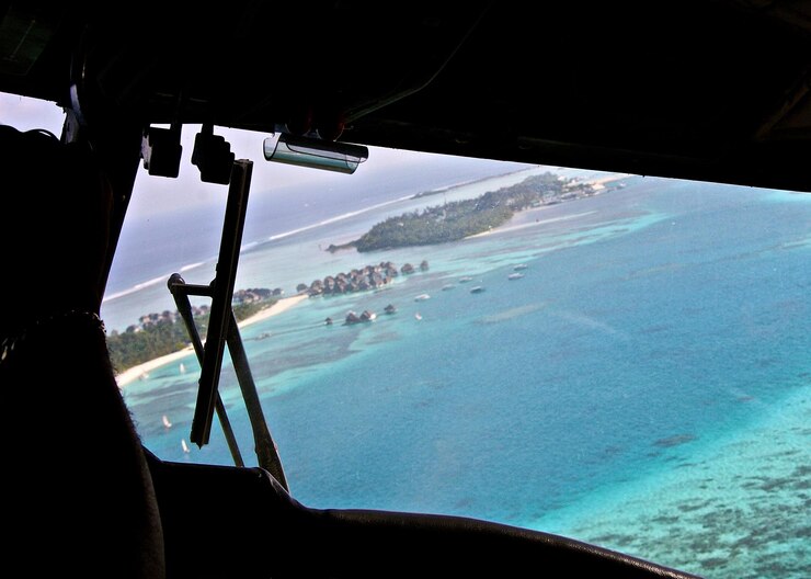 Photo view of sea from airplane window