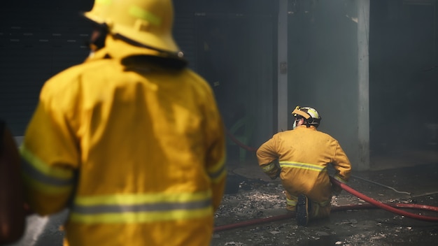 Vigile del fuoco che lavora incidente reale in Tailandia.