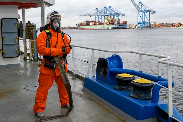 Vigile del fuoco Equipaggiamento antincendio Esercitazione antincendio Marinaio con abiti da vigile del fuoco e autorespiratore