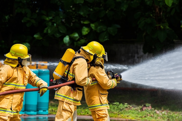 Vigile del fuoco sul fuoco