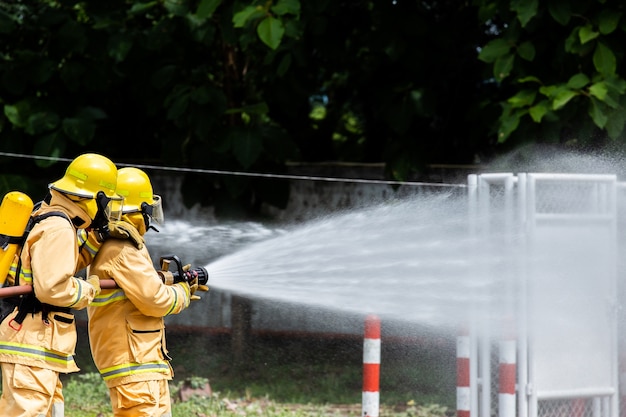 Vigile del fuoco sul fuoco