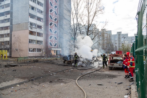 Vigili del fuoco e soccorritori stanno eliminando le conseguenze del bombardamento di Kiev